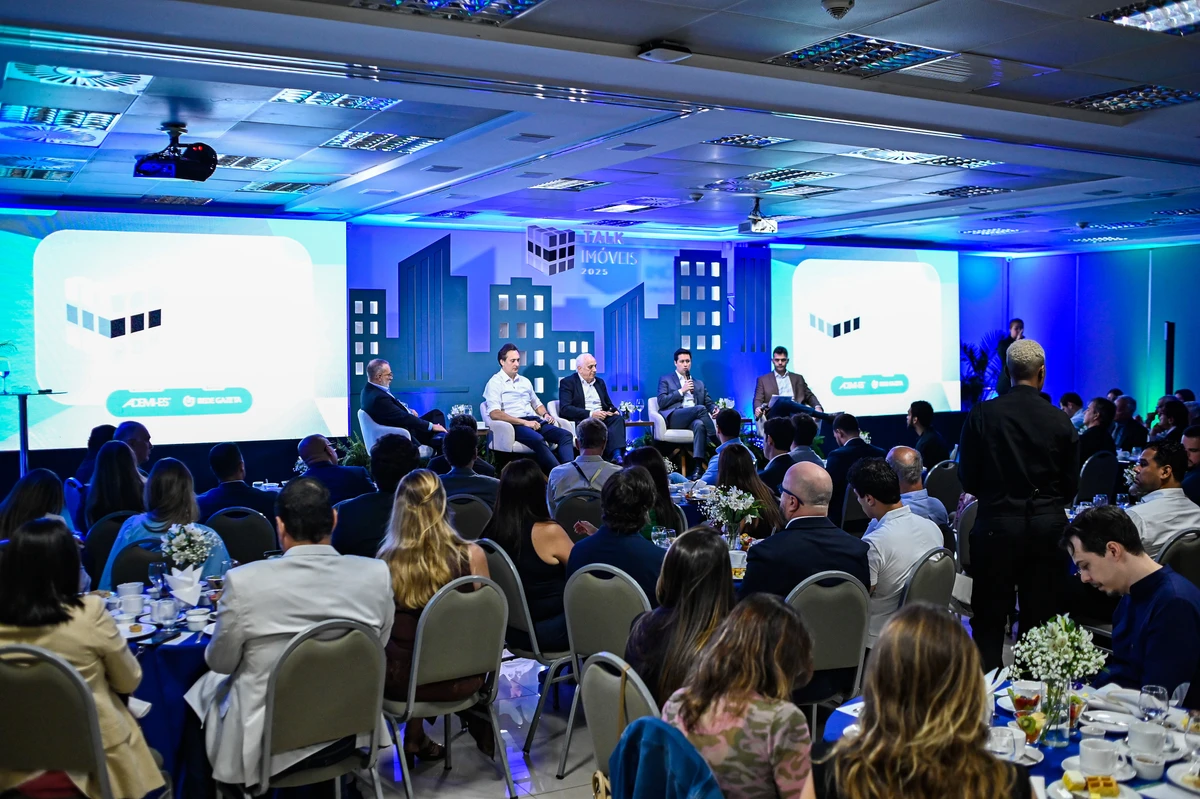 Auditório cheio para o painel 