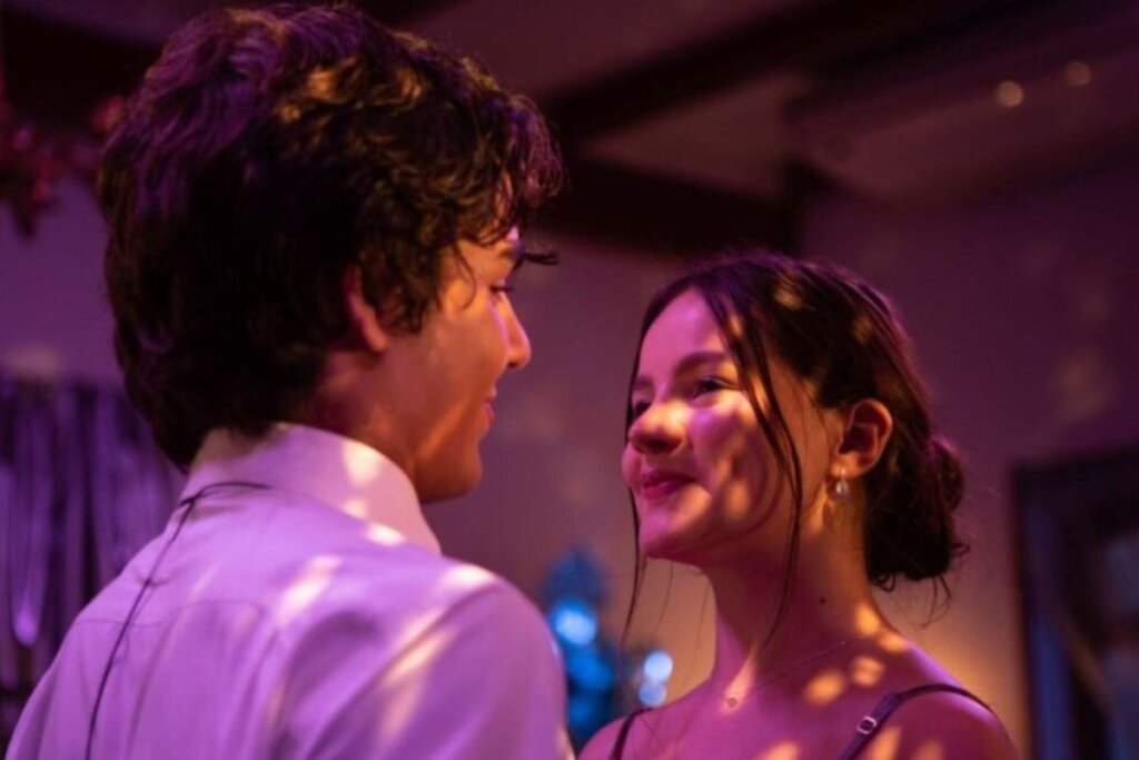 “Fazendo Meu Filme” conta a história de uma jovem apaixonada por cinema, que aprende a lidar com os conflitos internos da vida adulta ao se apaixonar (Imagem: Reprodução digital | Prime Vídeo)