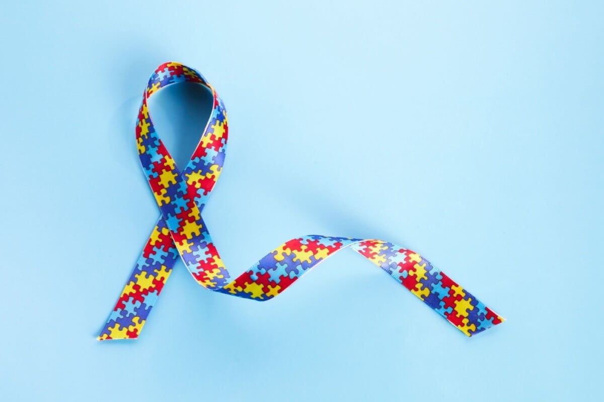 A deslegitimação do diagnóstico de autismo impacta de diversas formas as pessoas com TEA (Imagem: vetre | Shutterstock) 