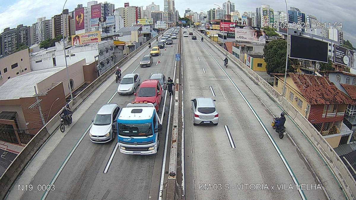 Engavetamento na Terceira Ponte, sentido Vitória, deixa trânsito congestionado