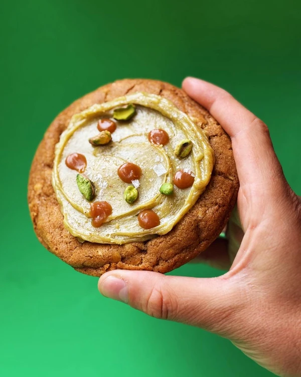 Cookie de chocolate branco com ganache de pistache e caramelo salgado (R$ 25) Foto por Charles Bringer