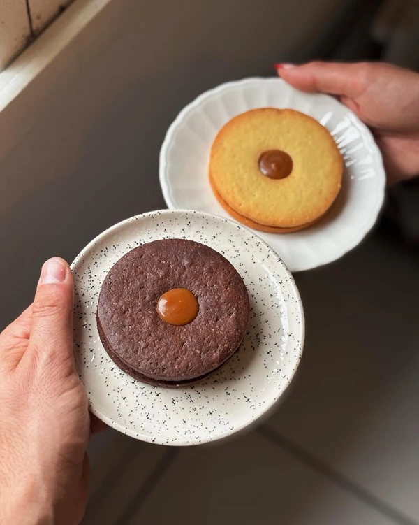 Biscoitos recheados (R$ 21 cada um) Foto por Charles Bringer