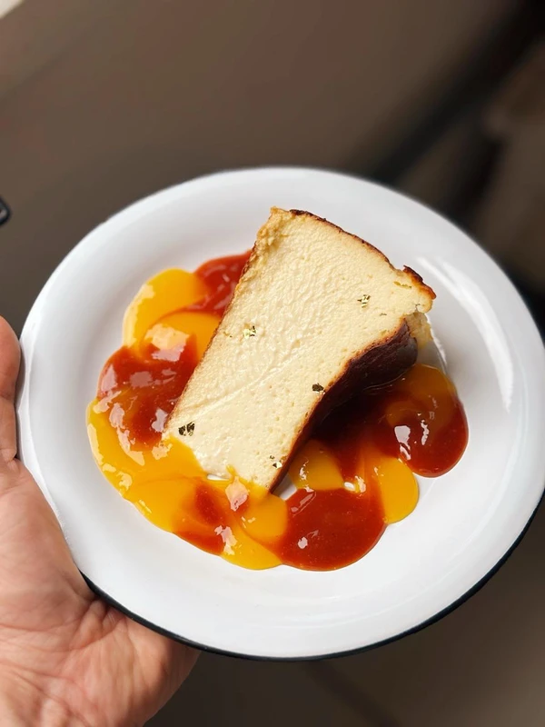 Tarta basca com geleias de manga e pitanga (R$ 43) Foto por Charles Bringer