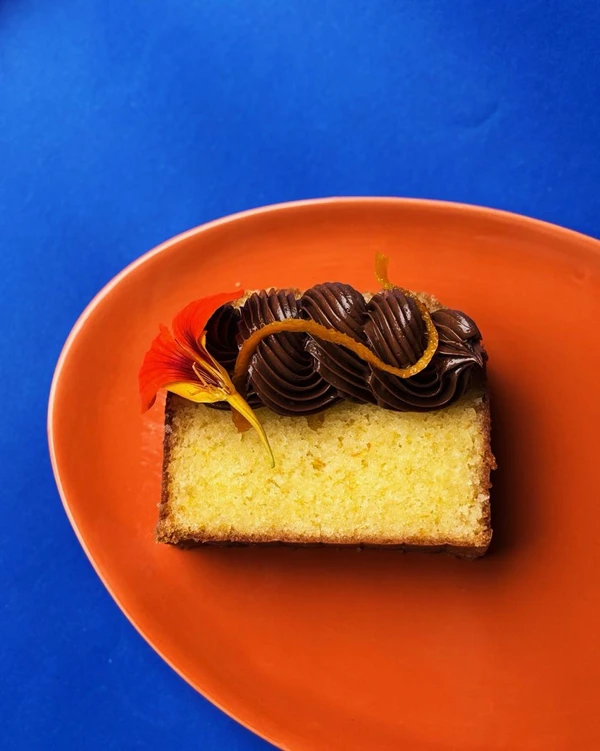 Bolo de mexerica com cremoso de chocolate meio amargo e casca de mexerica cristalizada (R$ 31) Foto por Charles Bringer