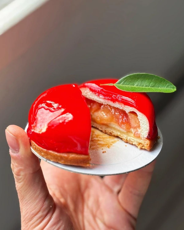 Entremet Maçã do Amor (R$ 42) Foto por Charles Bringer
