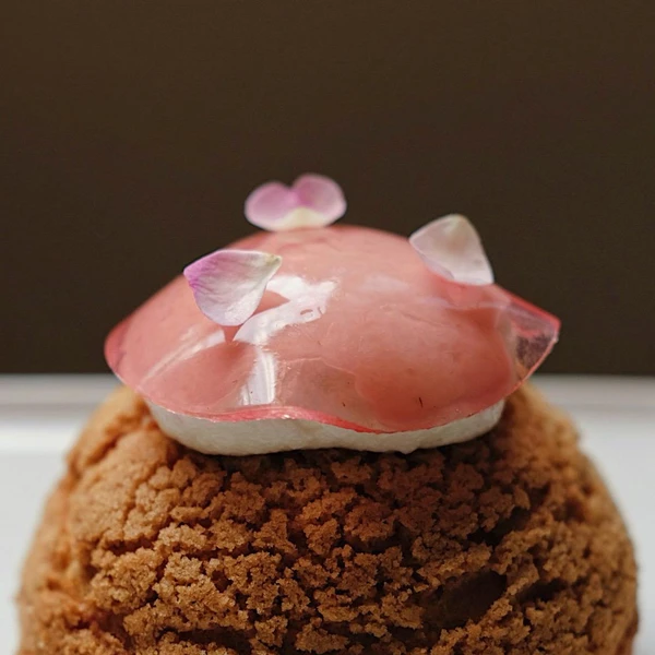 Choux com creme de cardamomo, geleia de framboesa e água de rosas e véu de framboesa (R$ 33) Foto por Charles Bringer