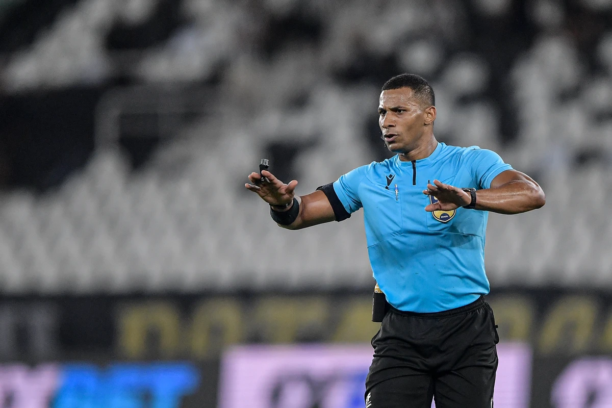 O árbitro Bruno Pereira Vasconcelos durante partida entre Botafogo e Mirassol no estadio Engenhao pelo campeonato Brasileiro