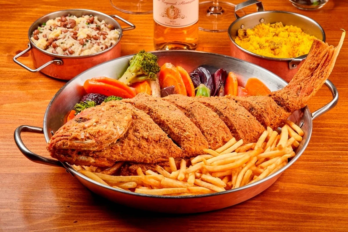 Peixe frito inteiro e acompanhamentos do restaurante Coco Bambu