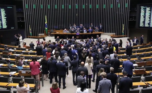 Votação na noite de quarta-feira dividiu a Câmara dos Deputados