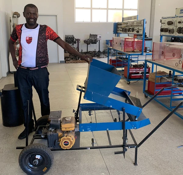 Anatalício com o seu Peneirador de Café Portátil, máquina premiada que despertou o interesse de empresas estrangeiras