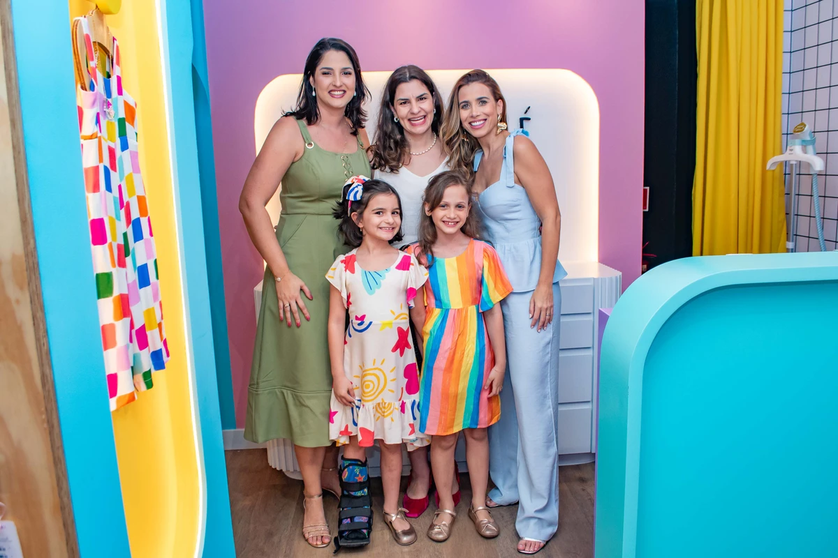 As sócias Lorena Bonesi e Carolina Cheib com as filhas Helena e Julia, e a estilista da marca Ana Varanda
