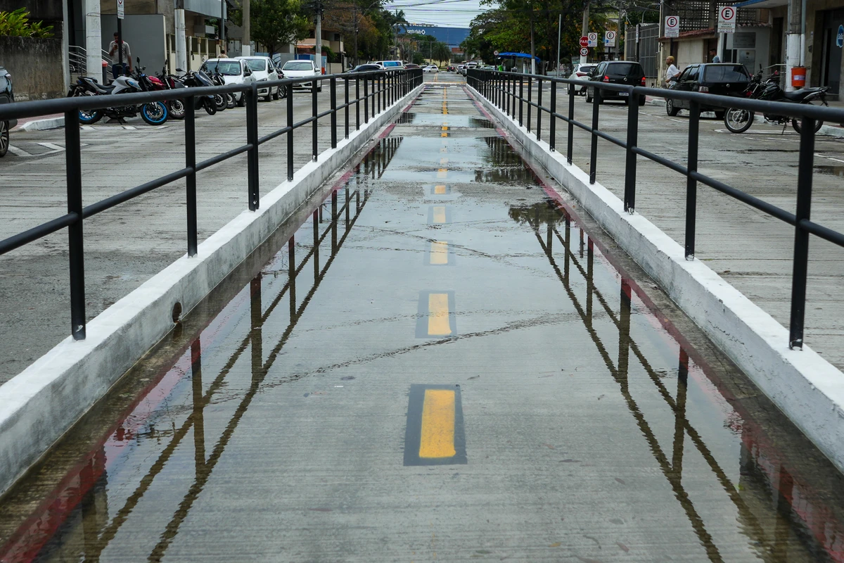 Ciclovia da rua Jair Etienne Dessaune, em Bento Ferreira