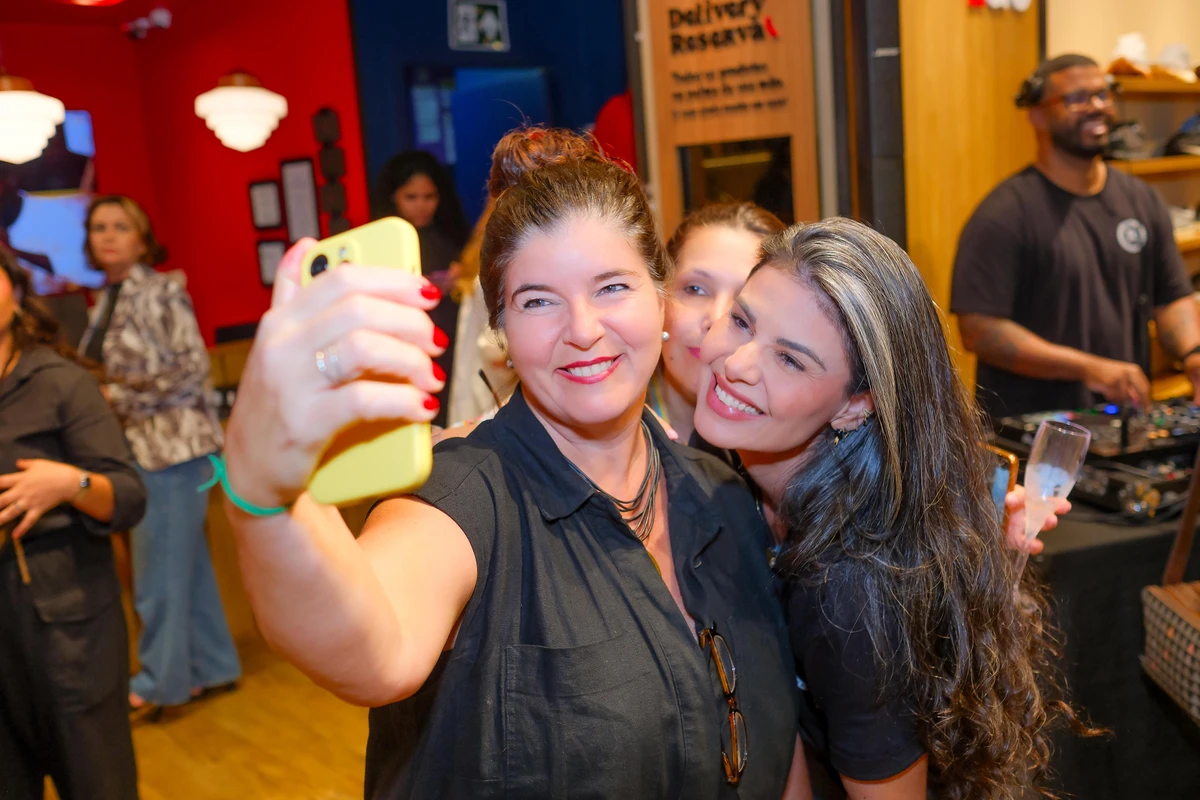 Debora Benaim e Carol Lobato