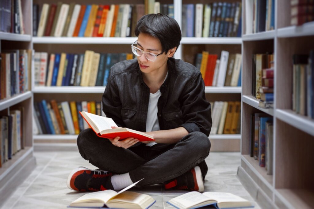 A leitura de livros variados amplia o repertório, e a abstração define quais serão realmente úteis na redação do Enem (Imagem: Prostock-studio | Shutterstock)