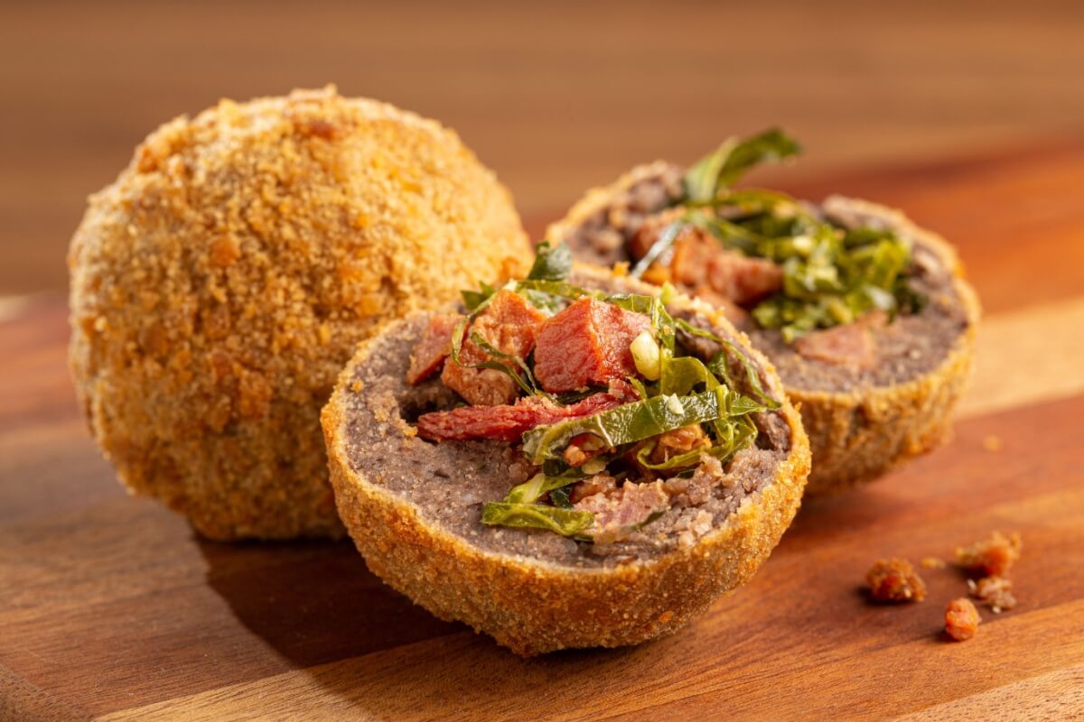 Bolinho de feijoada com couve (Imagem: WS-Studio | Shutterstock) 