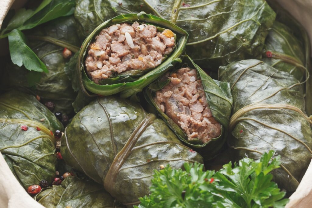 Charutinho de couve com carne e arroz (Imagem: Slavica Stajic | Shutterstock) 