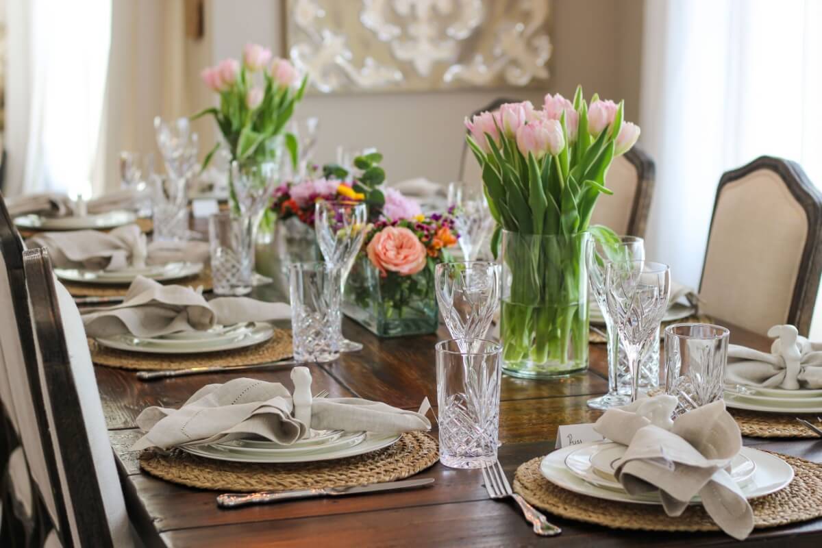 É possível trazer a energia da primavera para a decoração da mesa posta (Imagem: AMYNOGAI | Shutterstock)
