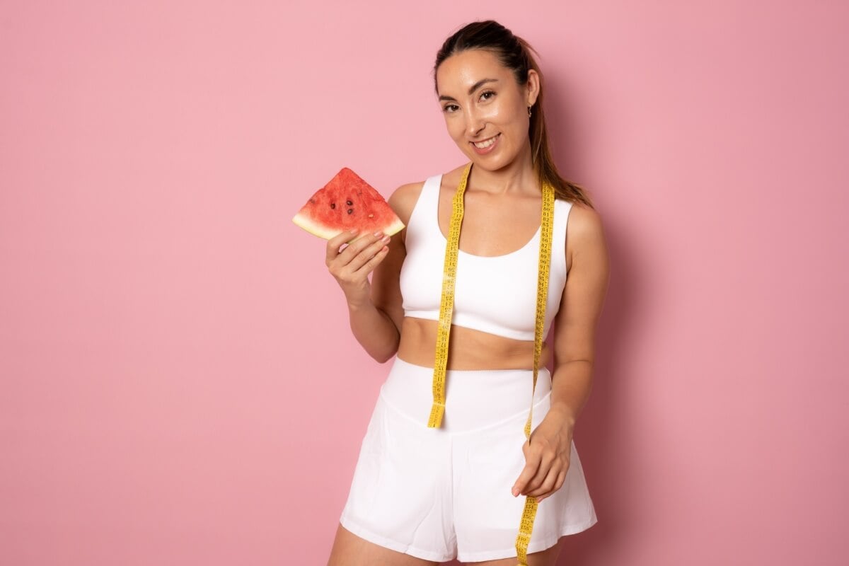 O cuidado com a alimentação é essencial para reduzir o inchaço abdominal (Imagem: Laugesen Mateo | Shutterstock)