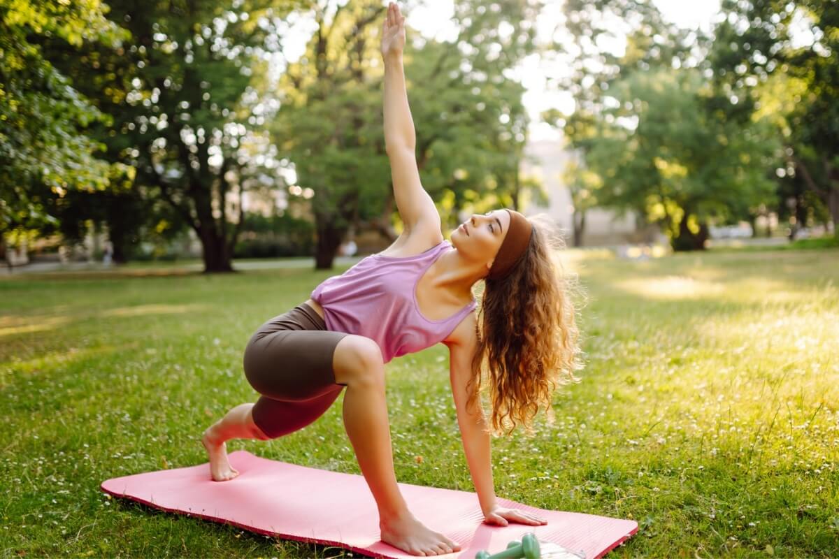 O yoga proporciona benefícios tanto para o corpo quanto para a mente (Imagem: maxbelchenko | Shutterstock)
