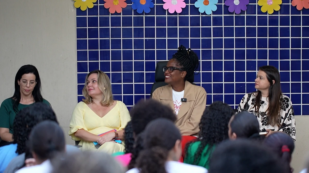 Escritora Djamila Ribeiro em projeto de leitura na Unidade Feminina de Internação (UFI), em Cariacica