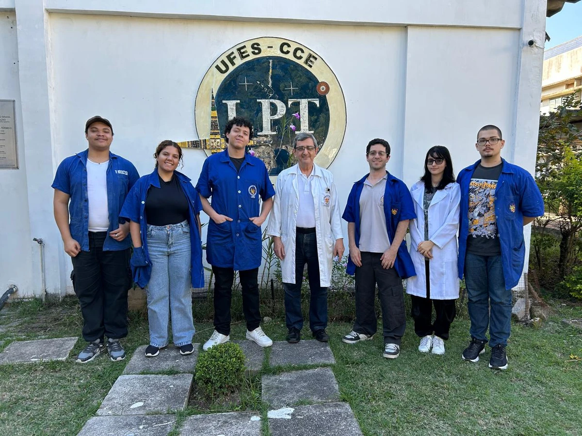 O professor Alfredo Cunha e seus alunos no Laboratório de Plasma Térmico da Ufes