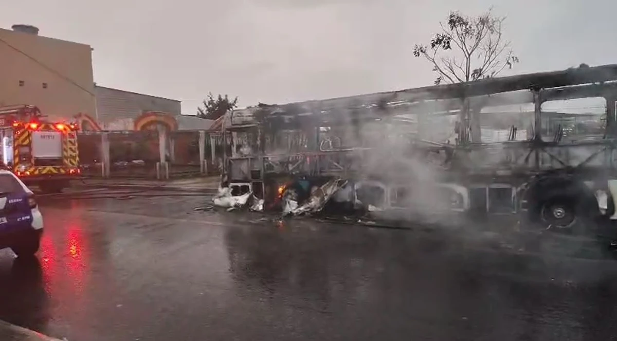Ônibus é incendiado em Nova Carapina II, na Serra