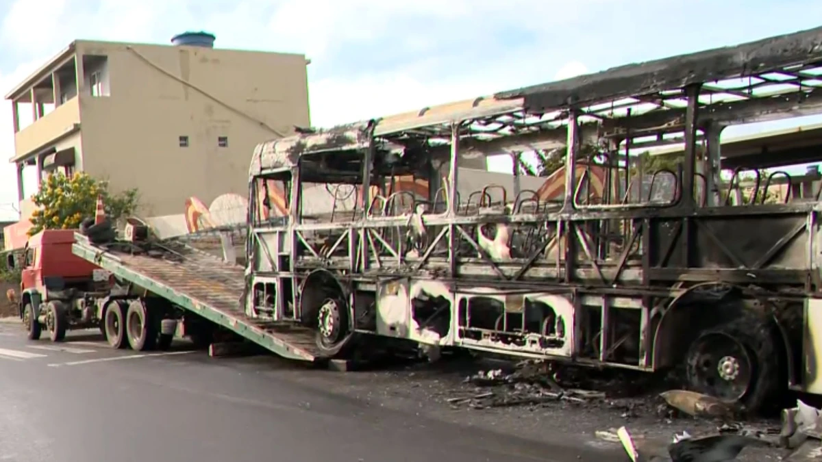 Ônibus ficou destruído após incêndio em Nova Carapina II, na Serra