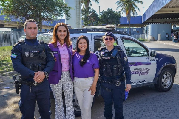 Integrantes da Guarda Civil Municipal e funcionárias da prefeitura da Serra em frente à viatura da Patrulha Maria da Penha.