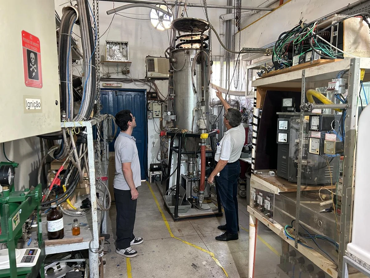 Professor Alfredo Cunha mostra resfriador dentro do Laboratório de Plasma Térmico da Ufes
