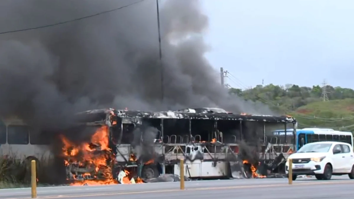 Segundo ônibus incendiado em Nova Carapina II, nesta sexta-feira (19)