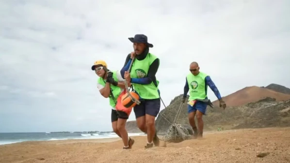 Força-tarefa aconteceu neste sábado (20) pelo terceiro ano consecutivo em arquipélago que fica a quase 1.200 quilômetros da costa brasileira; lixo chega por meio de correntes marinhas