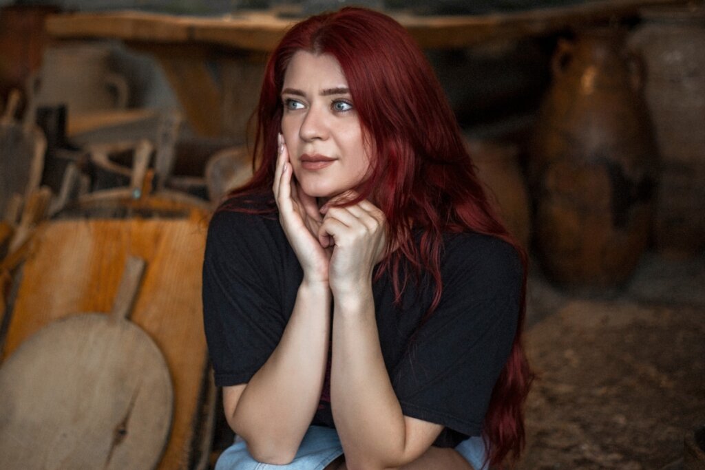 O ruivo escuro profundo cria um visual marcante e cheio de presença (Imagem: Cavan-Images | Shutterstock)