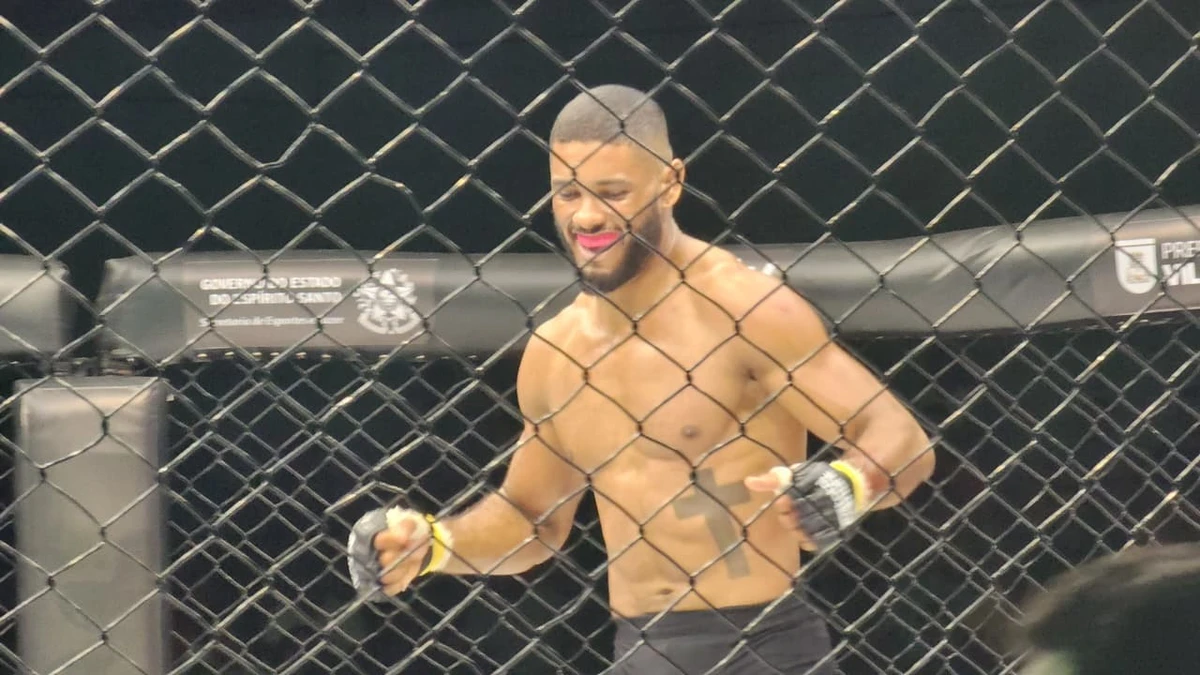 Gustavo Rocha comemorando após a finalização