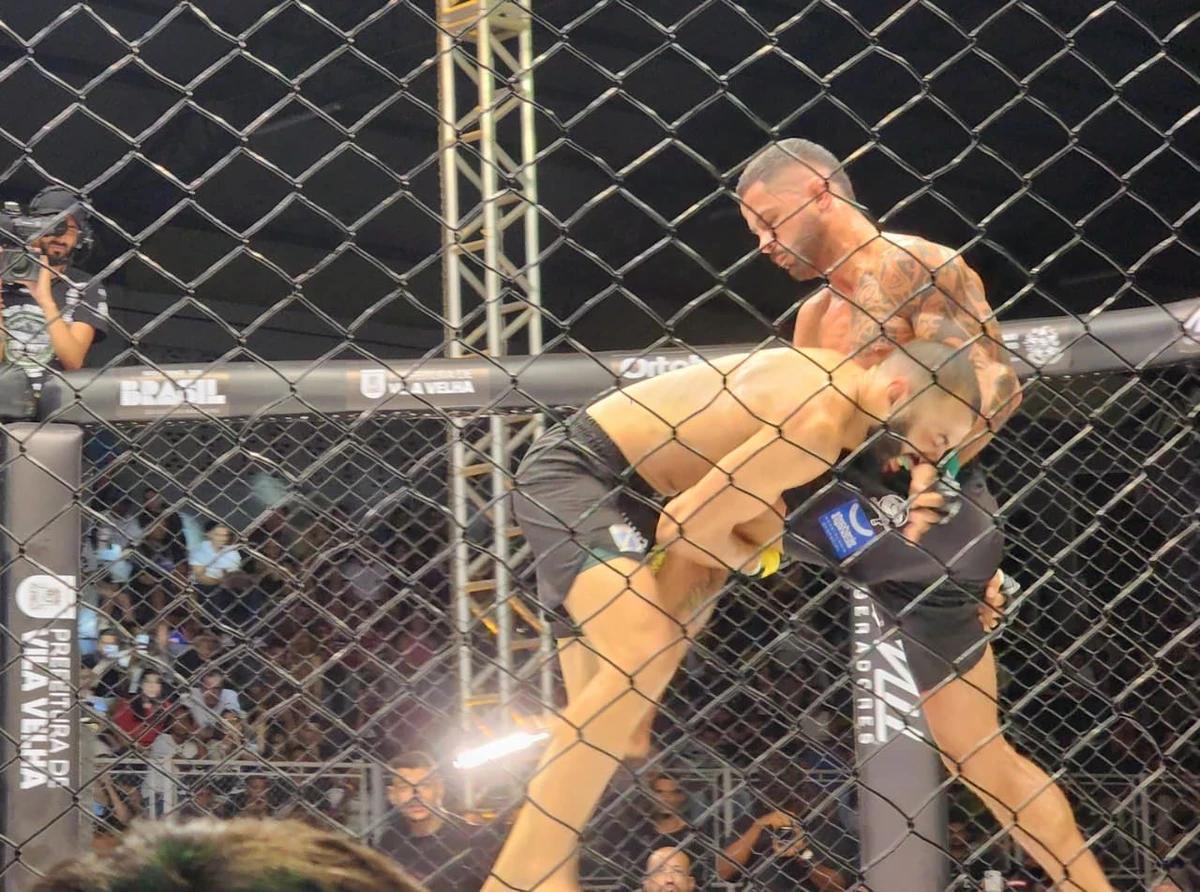 Hamyrez Oliveira (ES) golpeando com uma joelhada Geovani (RN)