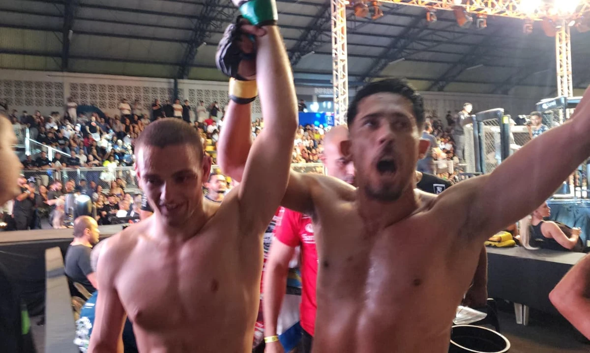 João Victor (BA) levantando o braço do adversário Dennis (ES)