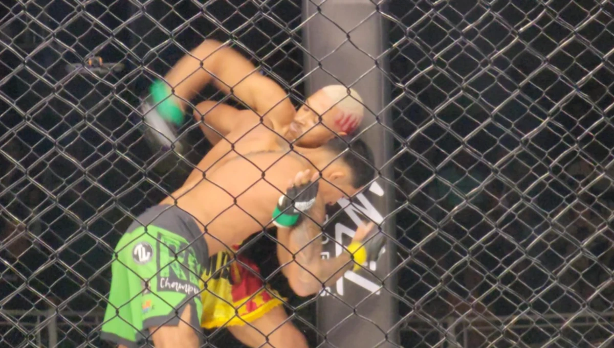 Mathias, com luva verde x Danilo, com luva amarela