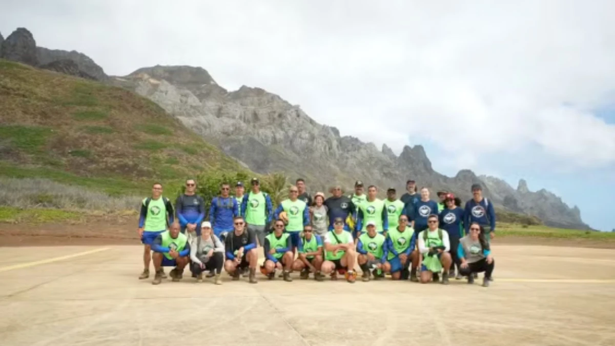 Voluntários participaram de expedição para recolher lixo na Ilha de Trindade, no Espírito Santo