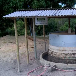 Aparelho chamado biodigestor é usado para fermentar matéria orgânica, produzindo gás, que vai direto para fogão das residências, além de fertilizante