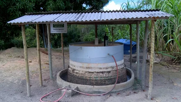 Aparelho chamado biodigestor é usado para fermentar matéria orgânica, produzindo gás, que vai direto para fogão das residências, além de fertilizante
