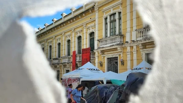 Justiça determinou retirada das barracas desde sábado (20), mas neste domingo moradores se mantinham em frente à sede do governo do Estado
