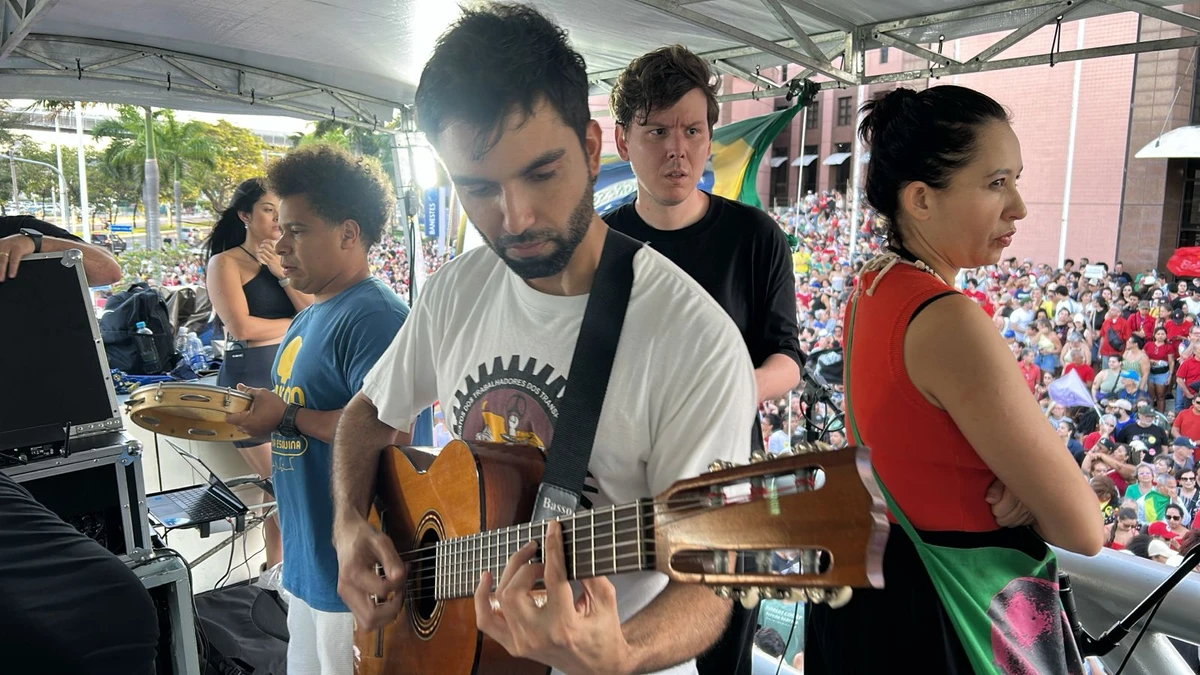 Artista capixaba Silva participa da manifestação em frente a Assembleia neste domingo (21