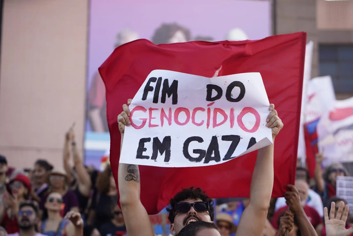 Ato contra a chamada 'PEC da blindagem' e ao projeto de lei que prevê anistia aos envolvidos no 8 de janeiro acontece neste domingo (21) em Vitória por Fernando Madeira 