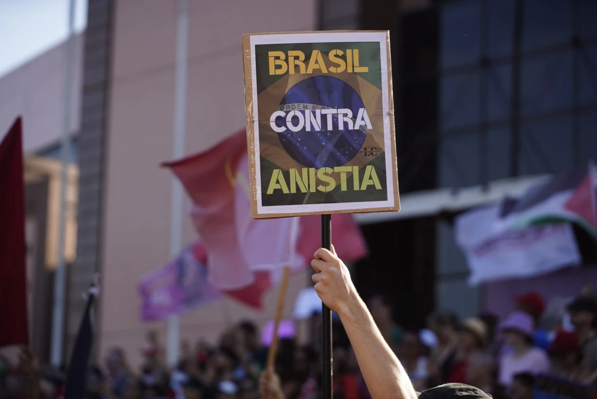 Ato contra a chamada 'PEC da blindagem' e ao projeto de lei que prevê anistia aos envolvidos no 8 de janeiro acontece neste domingo (21) em Vitória por Fernando Madeira 