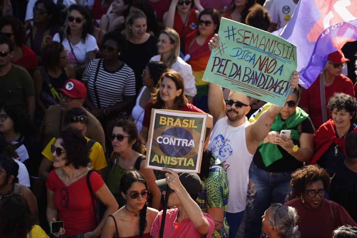 Ato contra a chamada 'PEC da blindagem' e ao projeto de lei que prevê anistia aos envolvidos no 8 de janeiro acontece neste domingo (21) em Vitória por Fernando Madeira 