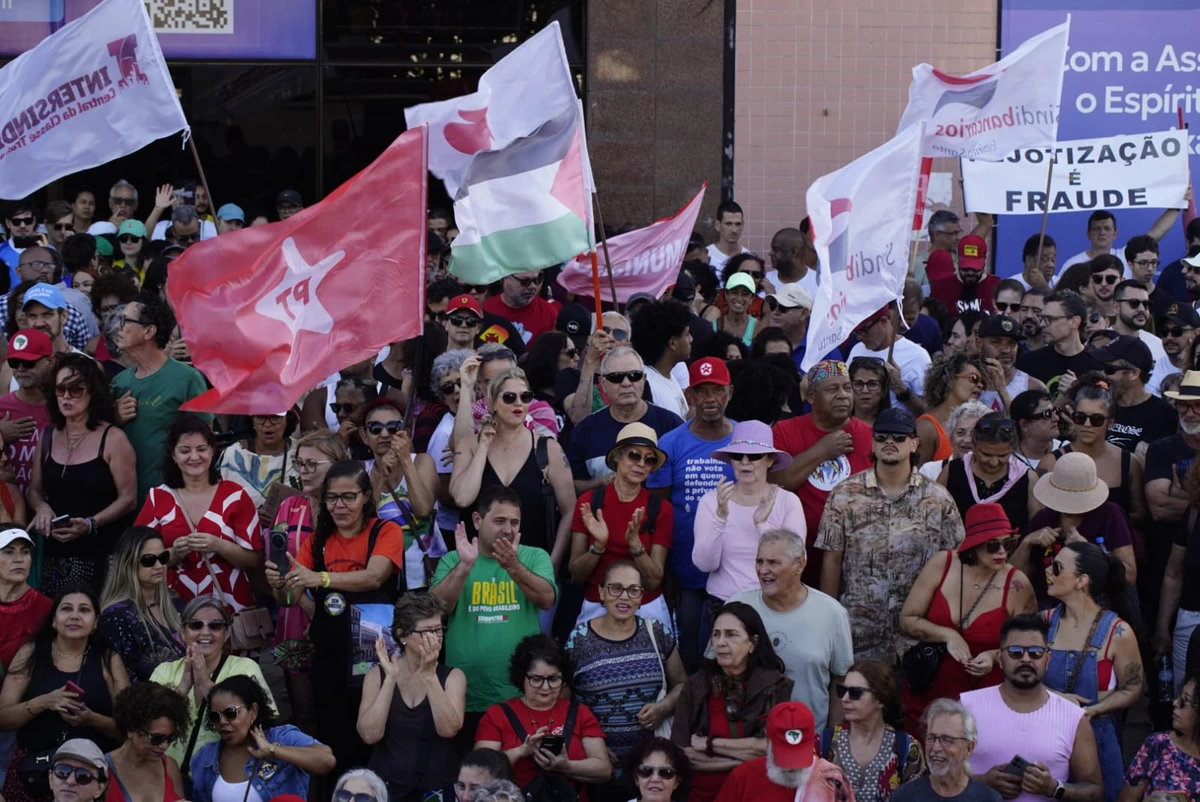 Ato contra a chamada 'PEC da blindagem' e ao projeto de lei que prevê anistia aos envolvidos no 8 de janeiro acontece neste domingo (21) em Vitória por Fernando Madeira 