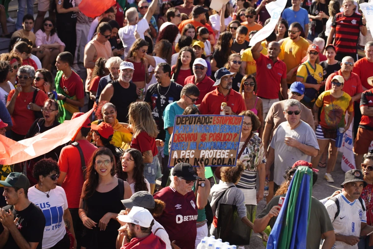 Ato contra a chamada 'PEC da blindagem' e ao projeto de lei que prevê anistia aos envolvidos no 8 de janeiro acontece neste domingo (21) em Vitória por Fernando Madeira 