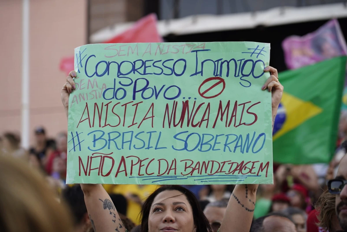 Ato contra a chamada 'PEC da blindagem' e ao projeto de lei que prevê anistia aos envolvidos no 8 de janeiro acontece neste domingo (21) em Vitória por Fernando Madeira 