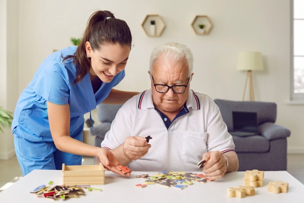 Exercícios de memória e atenção contribuem para preservar a autonomia e a qualidade de vida de pessoas com Alzheimer (Imagem: Studio Romantic | Shutterstock)