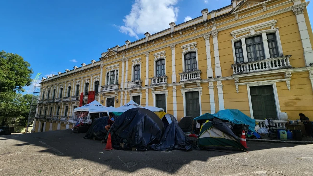 Famílias de Vila Esperança e Conquista protestam em frente ao Palácio Anchieta contra a retirada dos moradores de área em Vila Velha