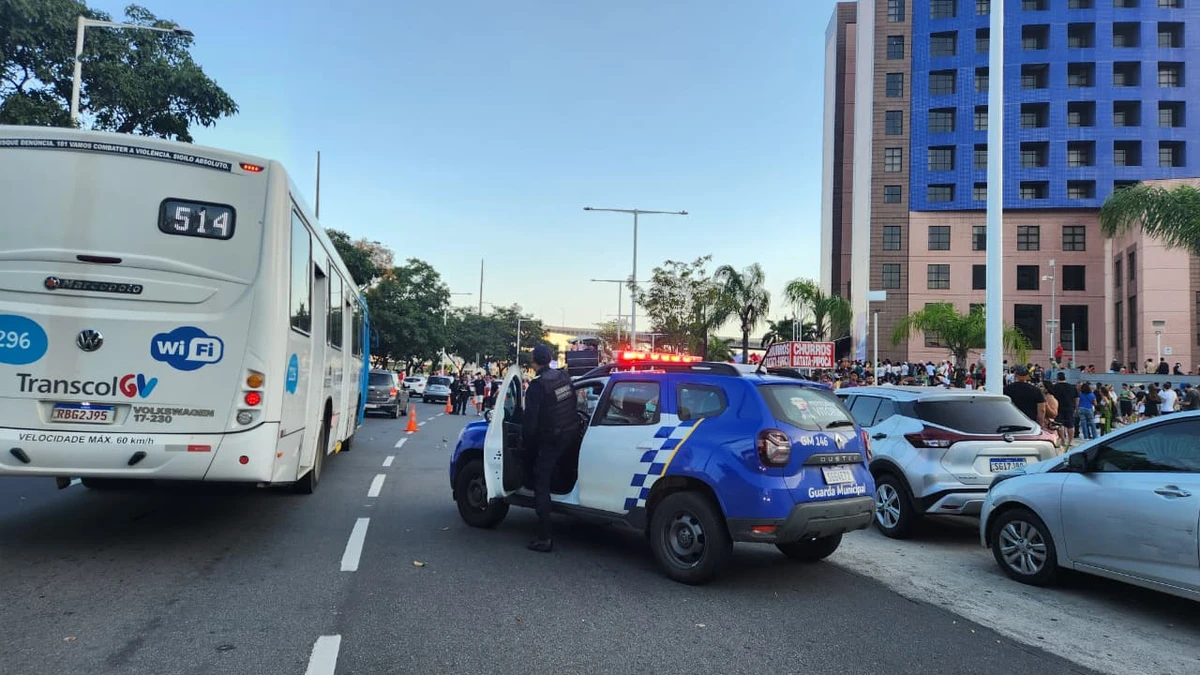 Guarda Municipal fecha uma faixa da Avenida Américo Buaiz em Vitória